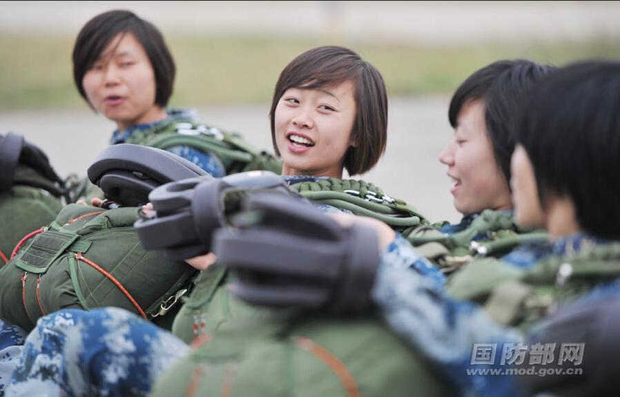 空军女兵训练图片