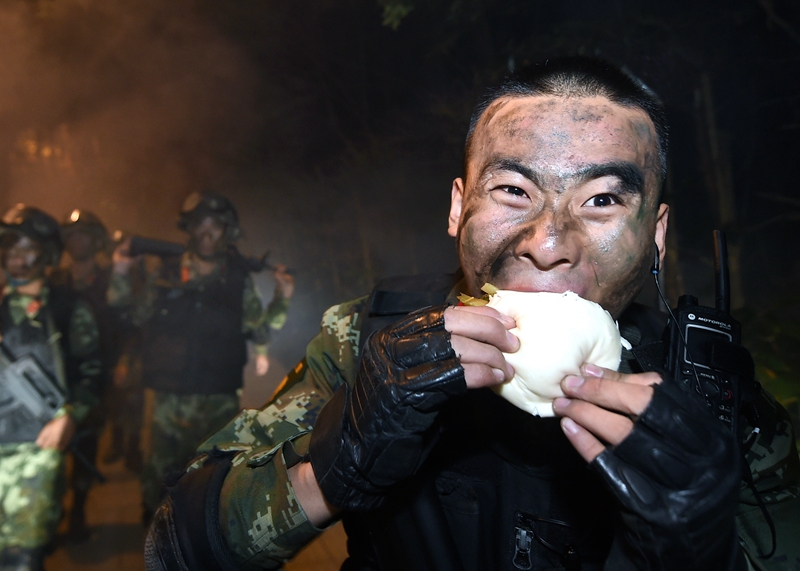 组图武警特战队员夜战奔袭