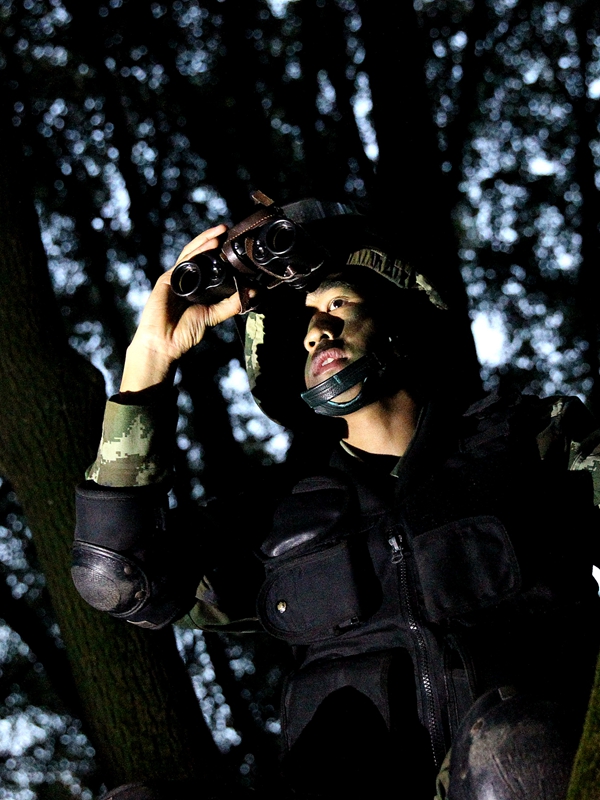 组图武警特战队员夜战奔袭