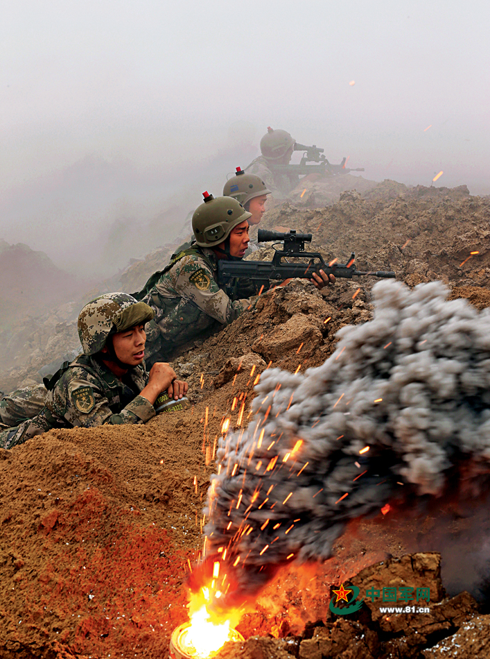 解放军机步旅实兵对抗演习 战斗场面惊心动魄
