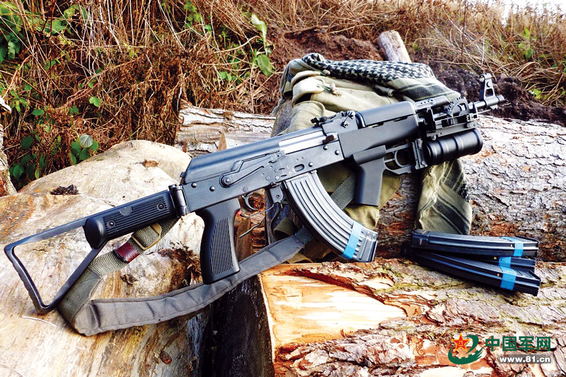 资料图:56式冲锋枪的衍生版56-2式,极具现代感,其折叠枪托为中国