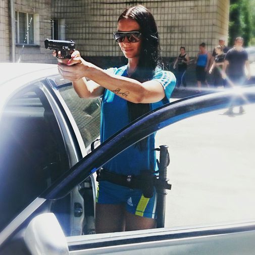 举枪打拳飚摩托:乌克兰性感女警网络走红