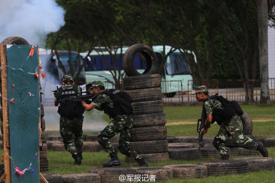 武警演兵防暴车上威风架枪 粉红烟雾弥漫