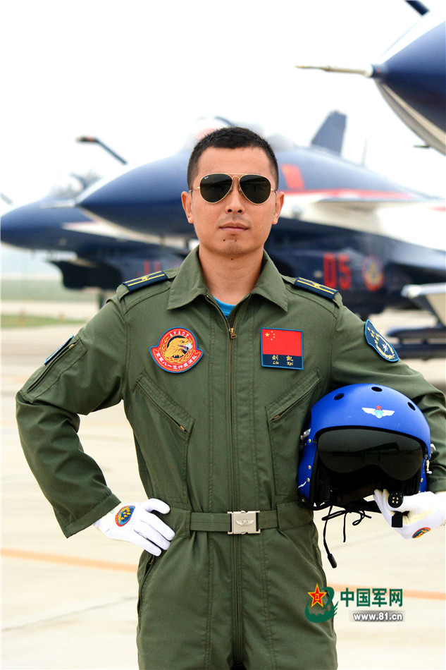 冲上云霄八一飞行表演队飞行员帅气定妆照