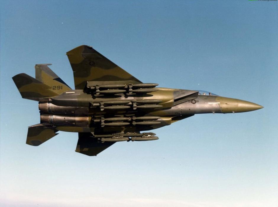 f-15战斗机挂满炸弹.