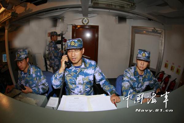 舟山舰实习舰长赵清亮在指挥攻潜训练.张千 摄