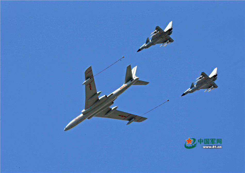 加油机:空中加油.谭超 摄