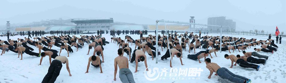 就在寒风雪地中,今天上午山东警察学院章丘校区展开了一场雪地拉练.