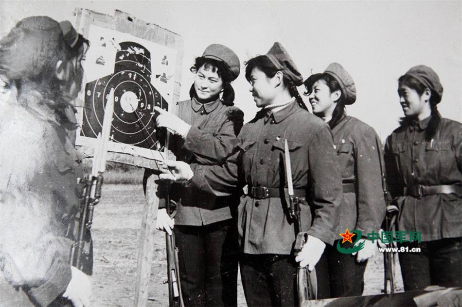 上世纪六十年代,几位女民兵实弹射击后查看射击成绩.