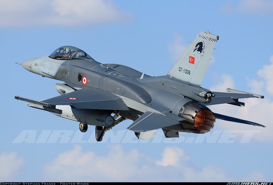 土耳其装备的f-16 block50 型战斗机,该机在机背上加装了保形油箱