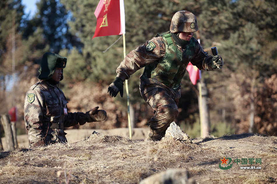 最美抛物线新兵实弹投掷无一人手打颤