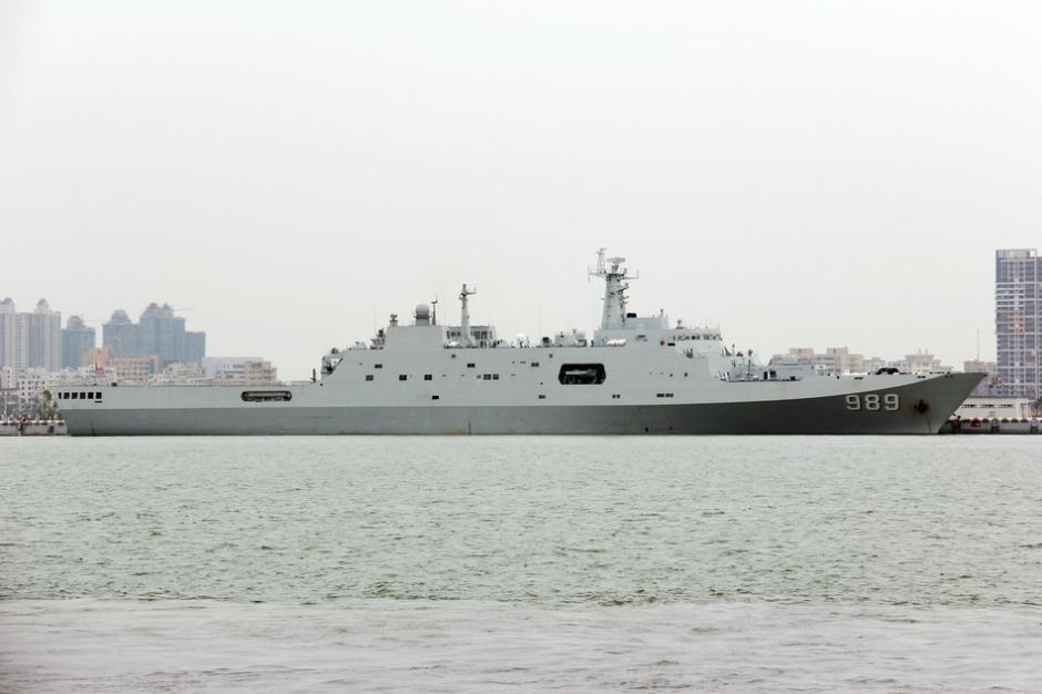 南海舰队军港现身 半潜船抢眼