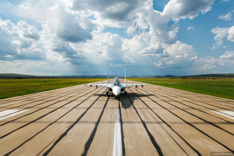 漂亮彩虹甘当陪衬:崭新苏-30sm战机唯美大照