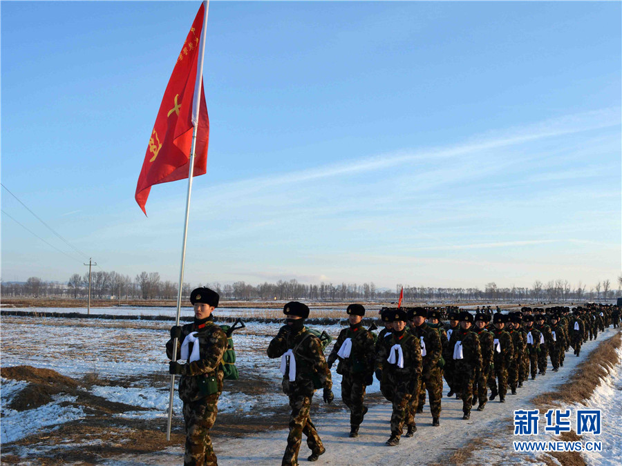 徒步行军新华网消息:近日,武警内蒙古森林总队新兵团从锤炼部队过硬