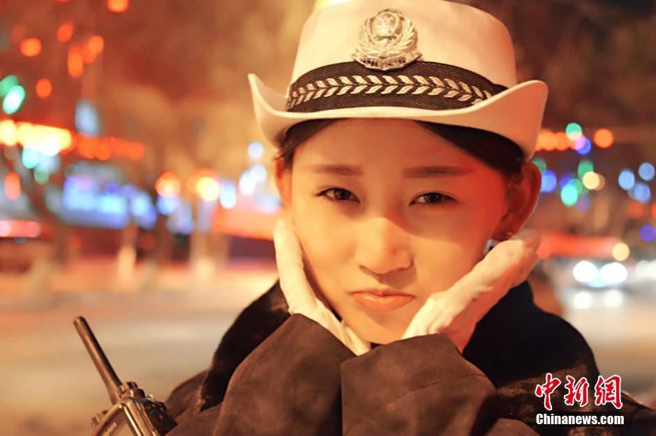 新疆大雪降临高颜值女交警主动上街守护