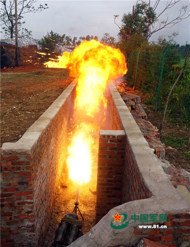 火舌凶猛海军陆战队官兵进行喷火训练