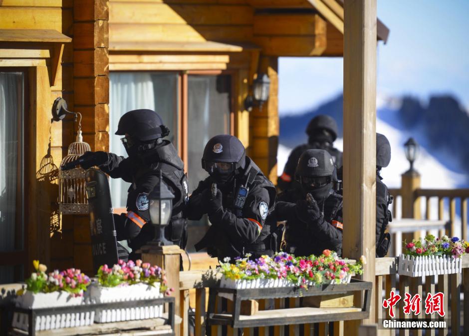 新疆特警全副武装实战处突演习 狙击手隐蔽雪中看不见