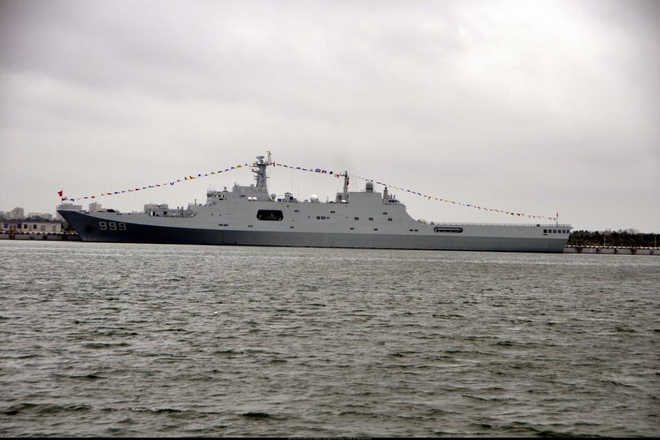 中国海军新入役半潜船曝光:好大的个头