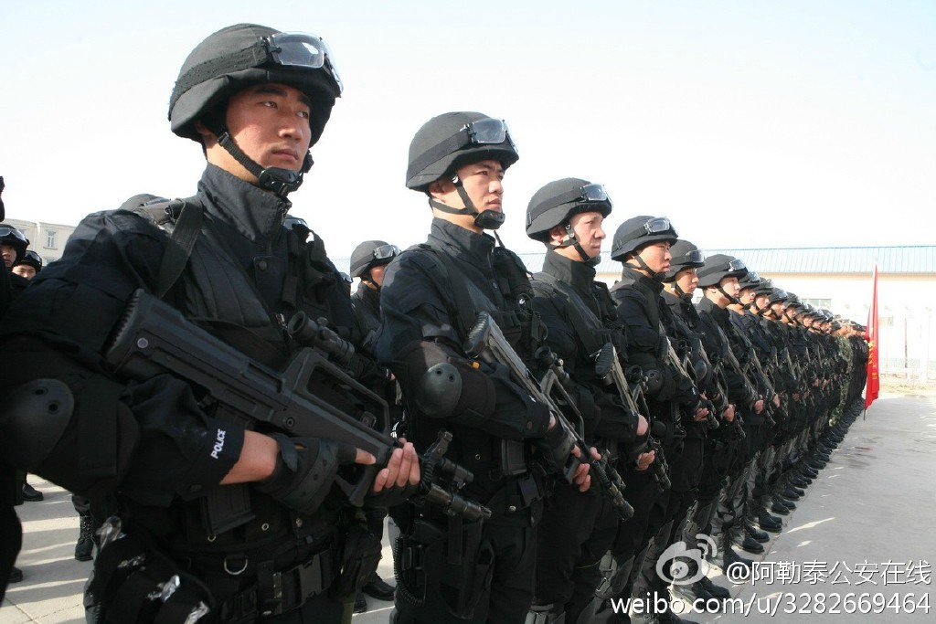 暖心一幕:新疆小朋友向雪中站岗警察叔叔敬礼