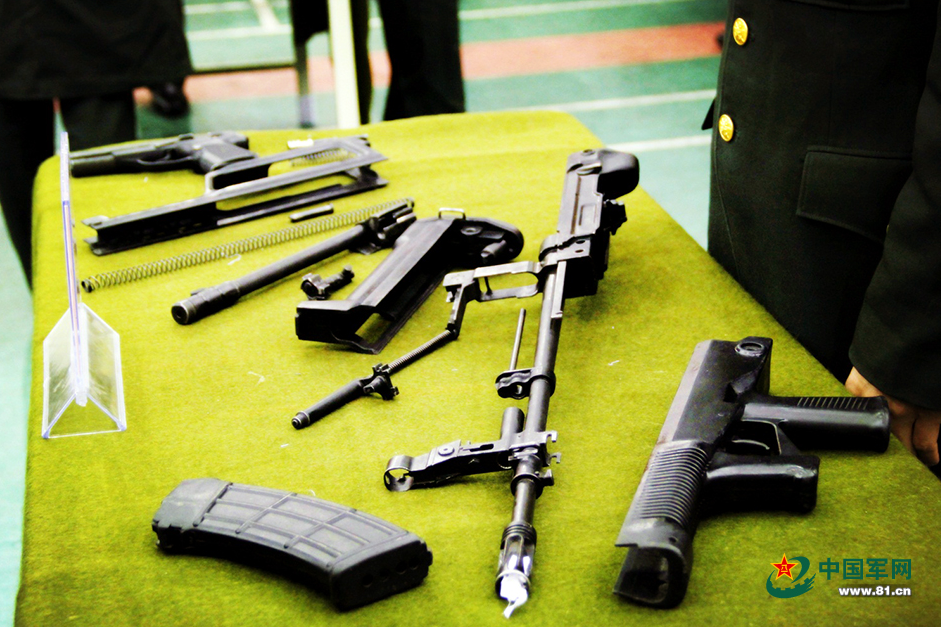 每周甚至每天都要定期组织人员对枪械进行保养,枪械的分解组装对战士