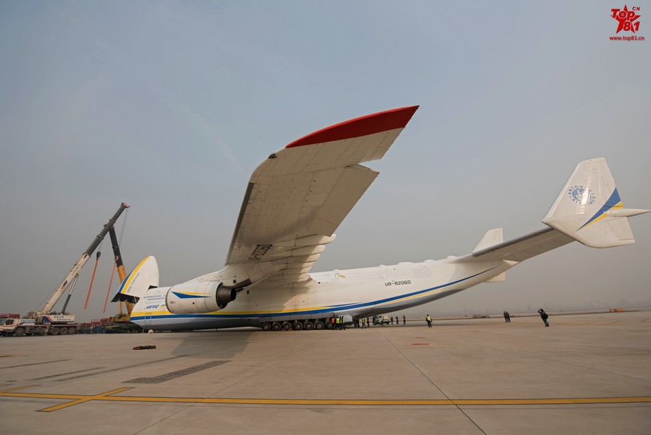 但不同的是,安-225运输机装备了6台发动机,而安-124只有4台,当这两款