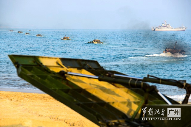 两栖坦克从登陆舰里鱼贯而出