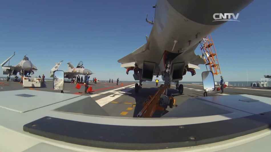 我军航母地勤超猛作业画面歼15战机摆满甲板