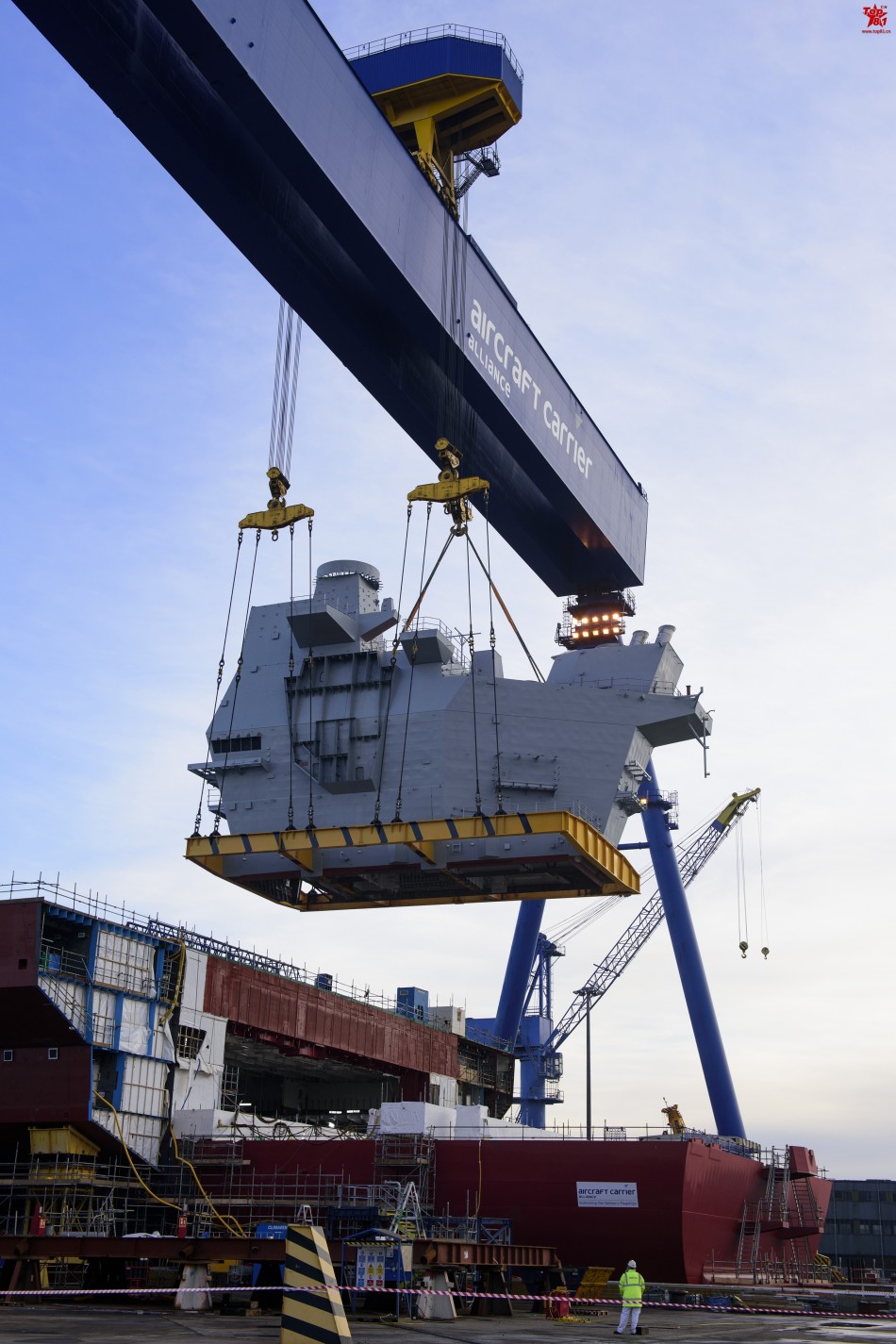 女王级航母二号吊装后舰岛 建造飞速
