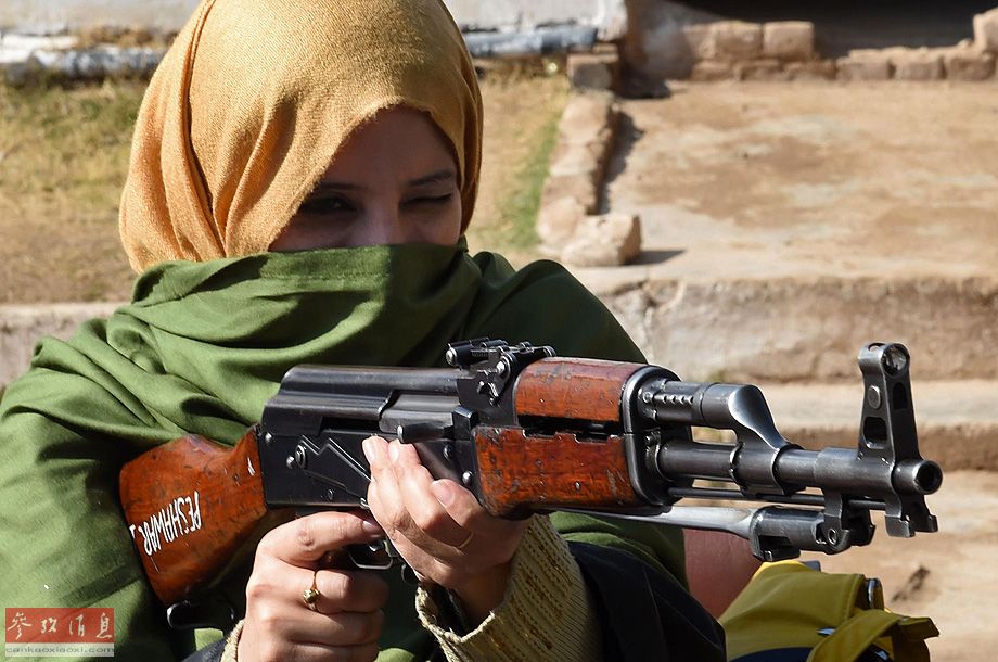 巴基斯坦白沙瓦,一名巴基斯坦学校女教师手持ak-47突击步枪参加武器
