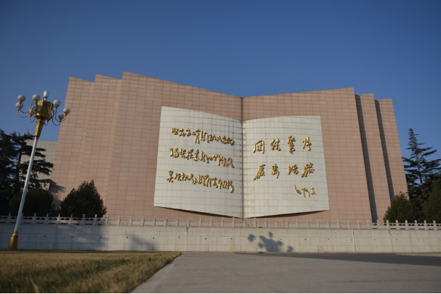 承载光荣校史的校训墙.图片由国防大学提供