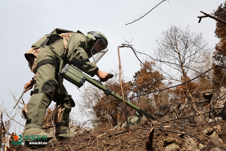 因山坡陡峭扫雷兵采取最原始人工搜排