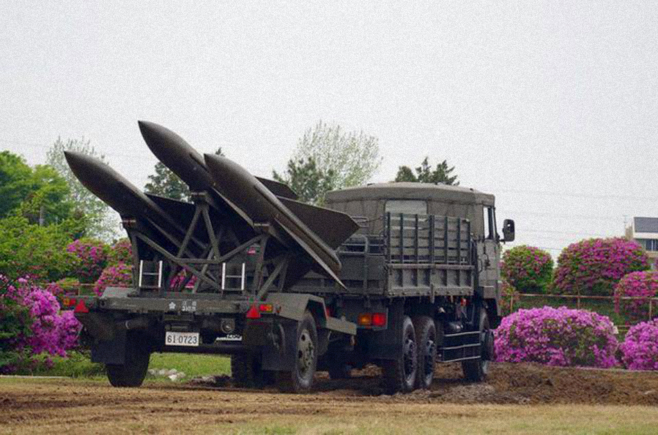 弄啥嘞!日本防空导弹大街上掉落弹头 市民拍照