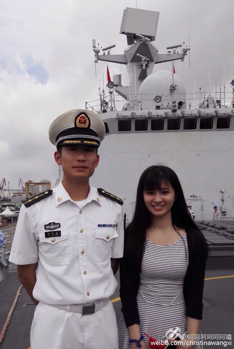 漂亮妹子在印尼登中国战舰参观