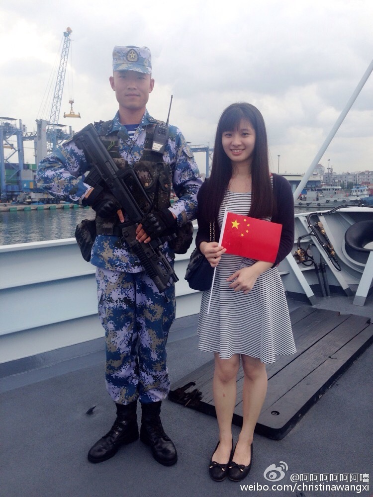 漂亮妹子在印尼登中国战舰参观