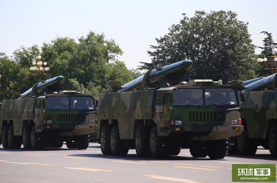 火箭军新版东风15导弹零下30度发射 弹头粗壮