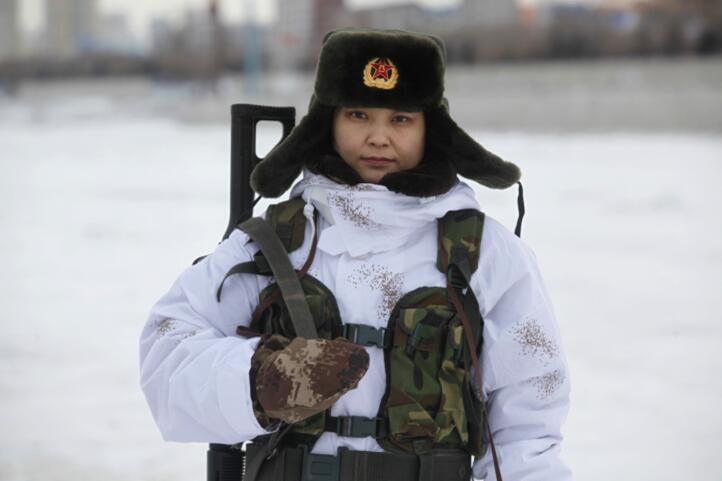 2016年1月19日,黑龙江省黑河市,一名女兵正在边关哨位上执勤站岗.