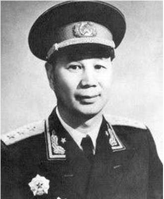 济南军区首任政委谭启龙将军