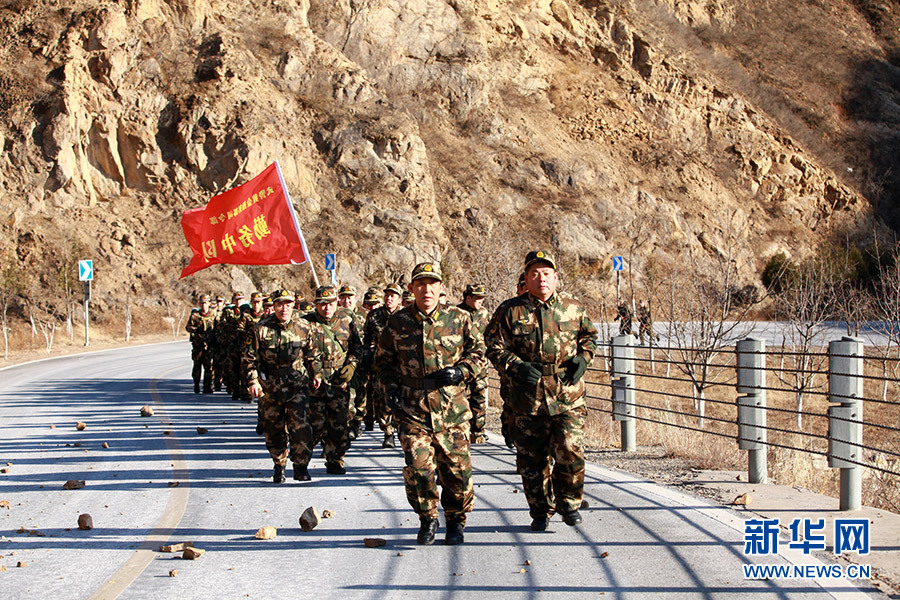 武警黄金部队以地质灾害应急救援为背景展开野营拉练