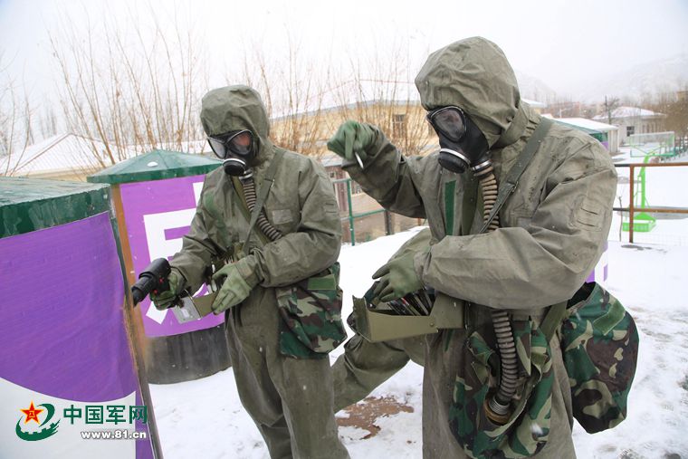 某防化团演练紧急应对不法分子破坏化工厂