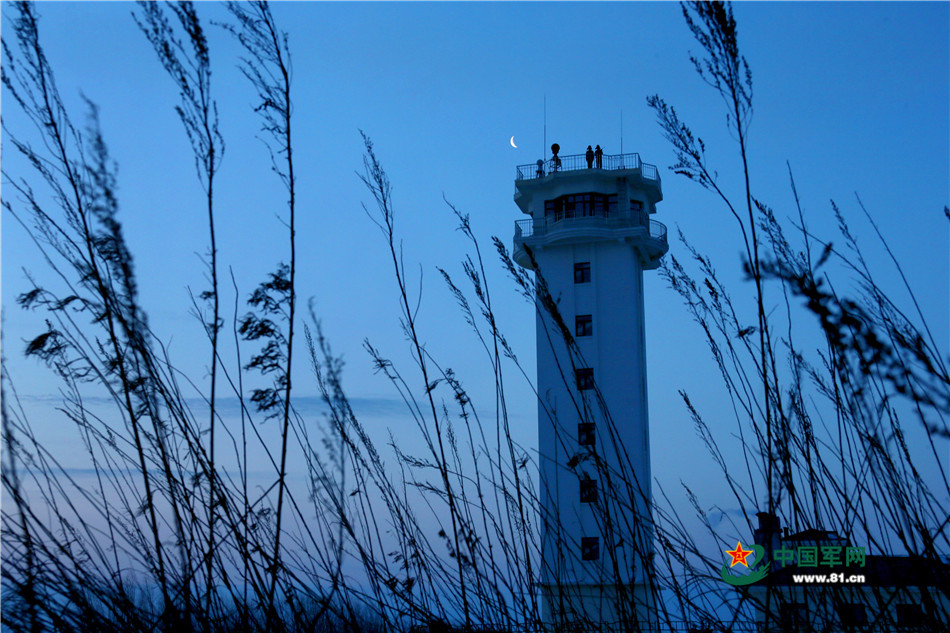 一轮弯月悬挂在哨塔和哨兵的上空,一幅"戍边图"跃然"屏"上.