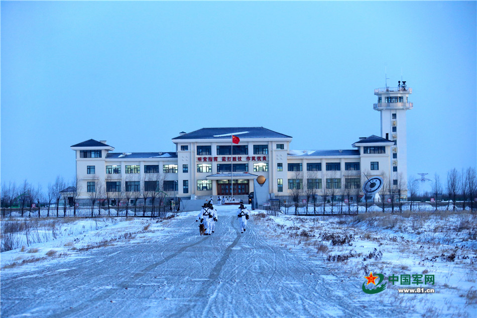 现代化营房,极大改善了连队官兵的生活条件.