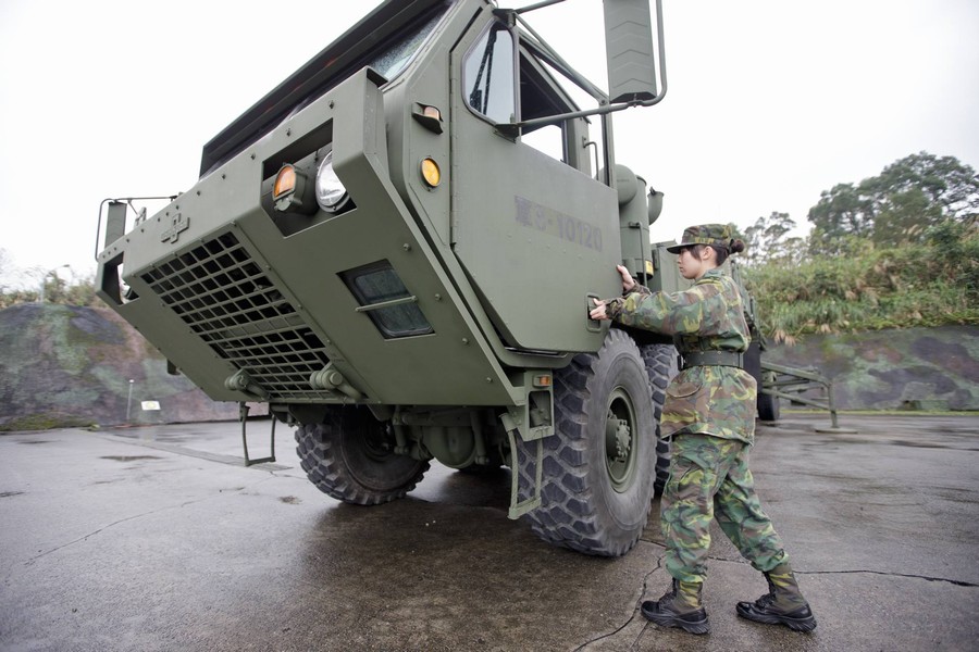 真猛!妹纸开30吨爱国者导弹牵引车