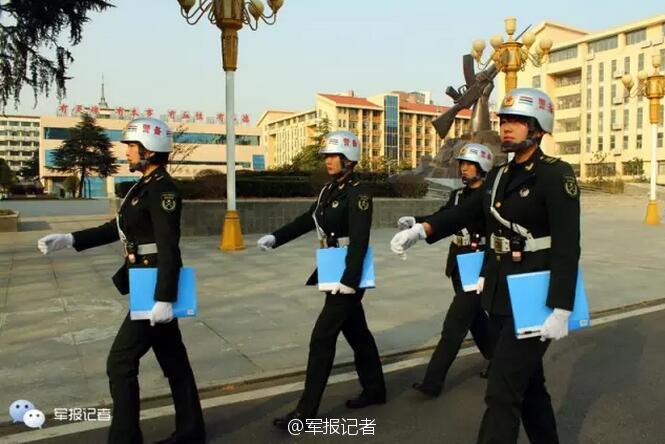 银头盔白手套解放军飒爽女纠察兵平均身高1米7