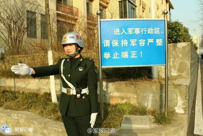 银头盔白手套解放军飒爽女纠察兵平均身高1米7