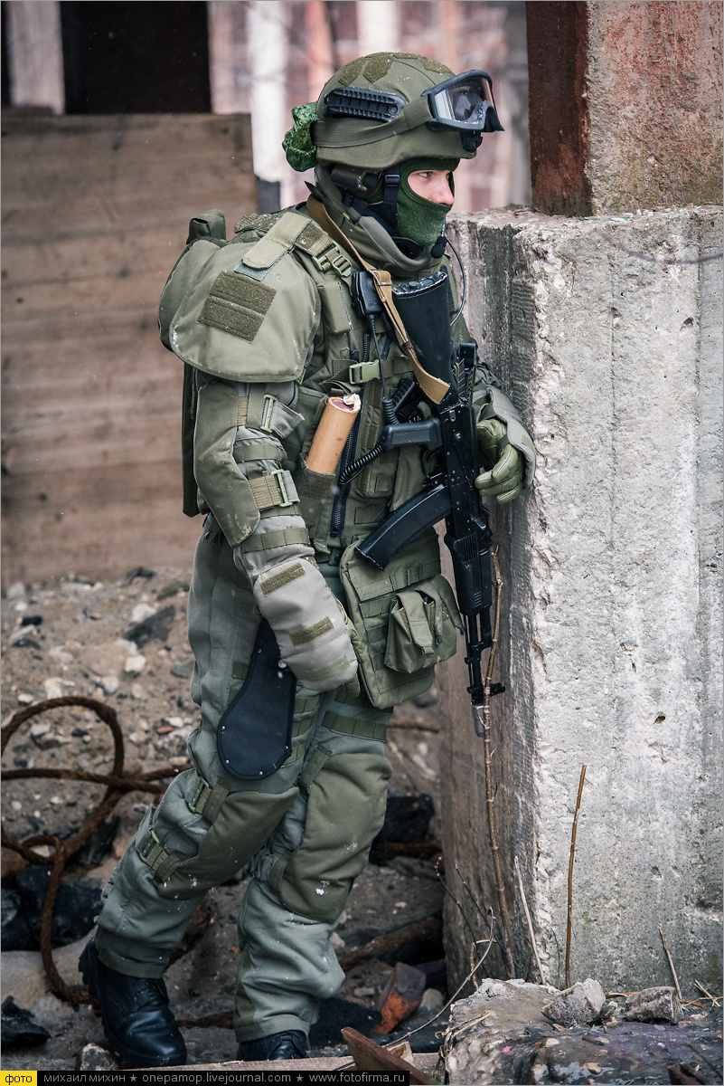 揭秘俄军战斗工兵重型护甲内置水循环散热系统