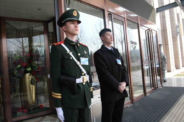 两会期间,武警采取便衣哨和军装哨相结合的方式执勤.郑光傲 摄