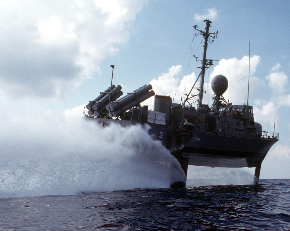 咋不上天!美军水翼导弹艇海上飞驰好拉风