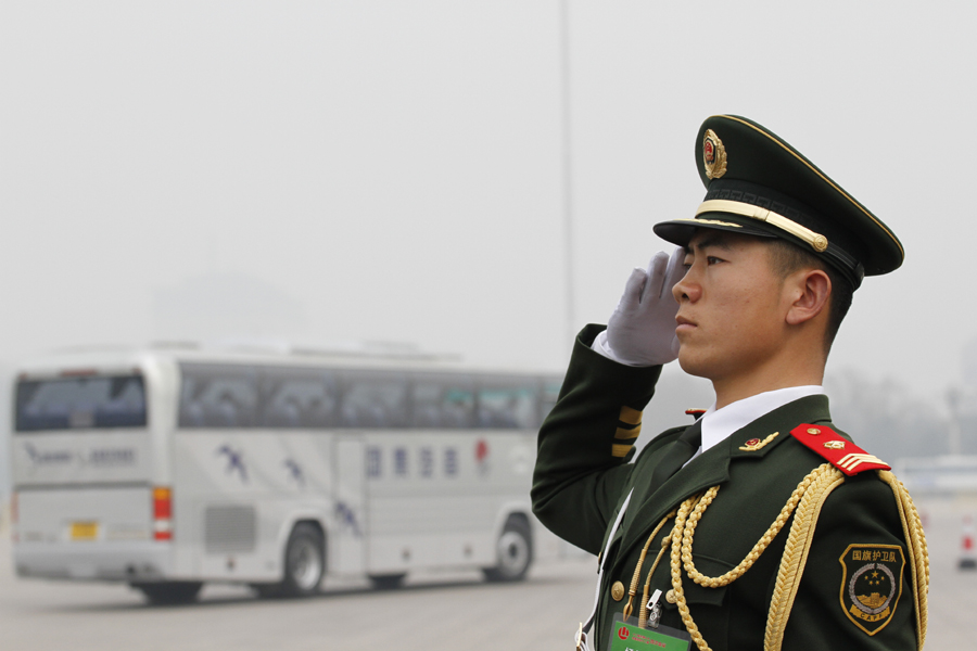 首战告捷励斗志,三尺哨位话春风——"两会"开幕现场执勤官兵见闻