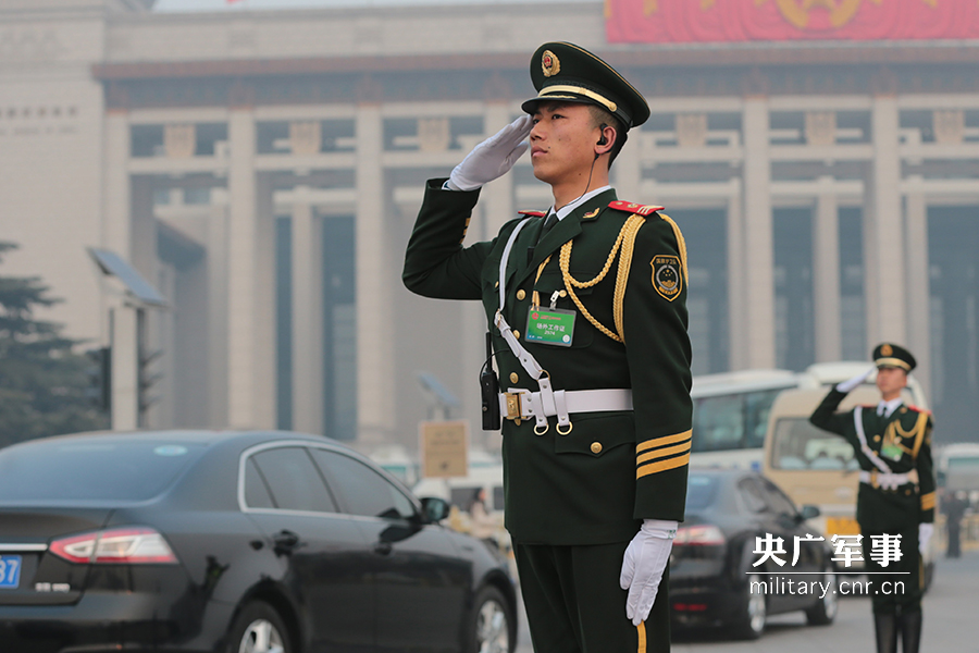 武警执勤哨兵文明执勤展示良好形象,这是国旗护卫队礼兵向政协委员