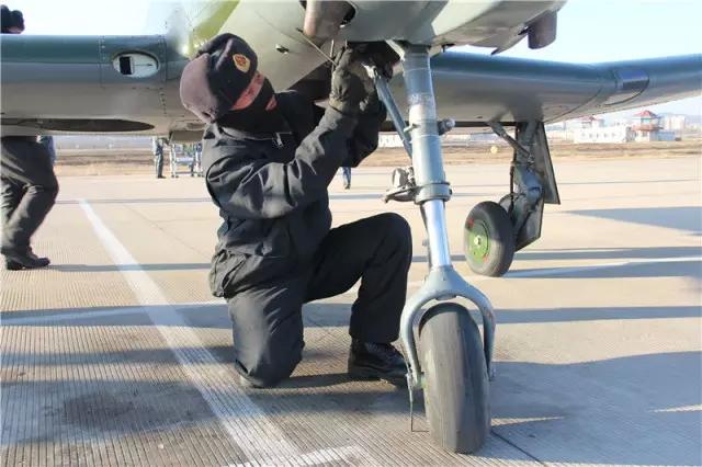 蓝精灵!中国海军航空兵学院地勤换装